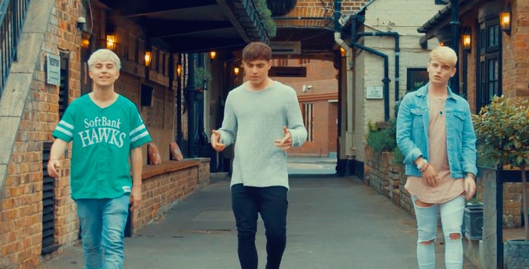 juiceorcider's tweet image. Here's @RoadTripTV singing and rapping Ed Sheeran's "Galway Girl" as their new cover video: bit.ly/2oEaGIc