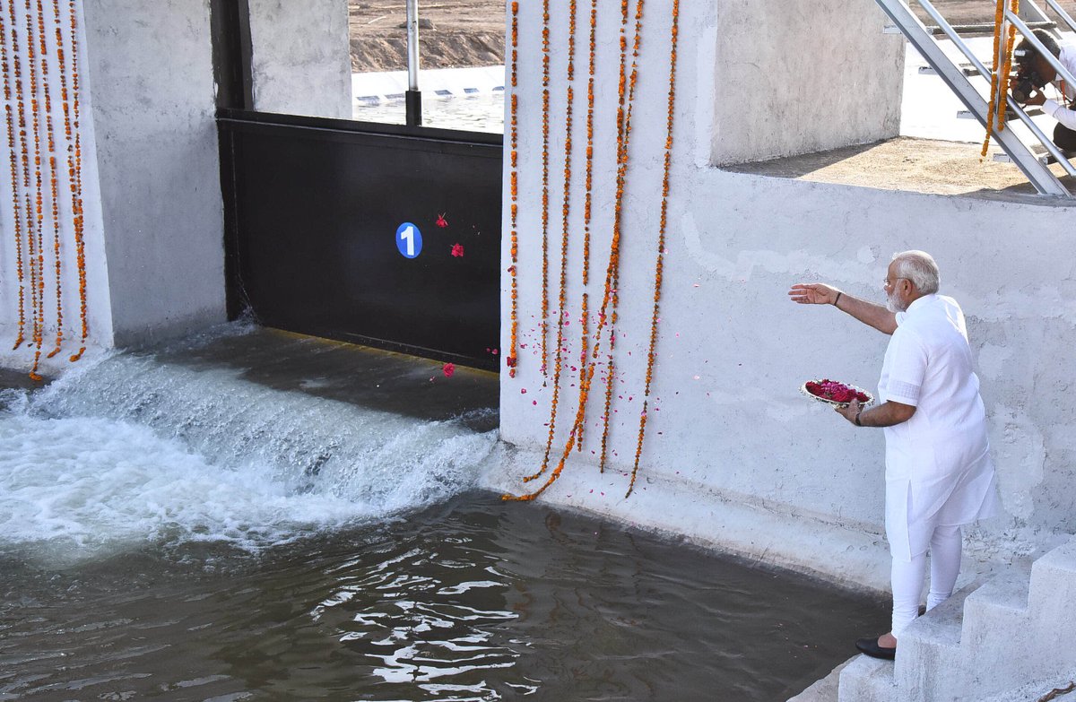 PMOIndia's tweet image. Water is a 'prasad' from nature. This is being done so that our farmers are happy. Work happened with great effort, not via short cuts: PM