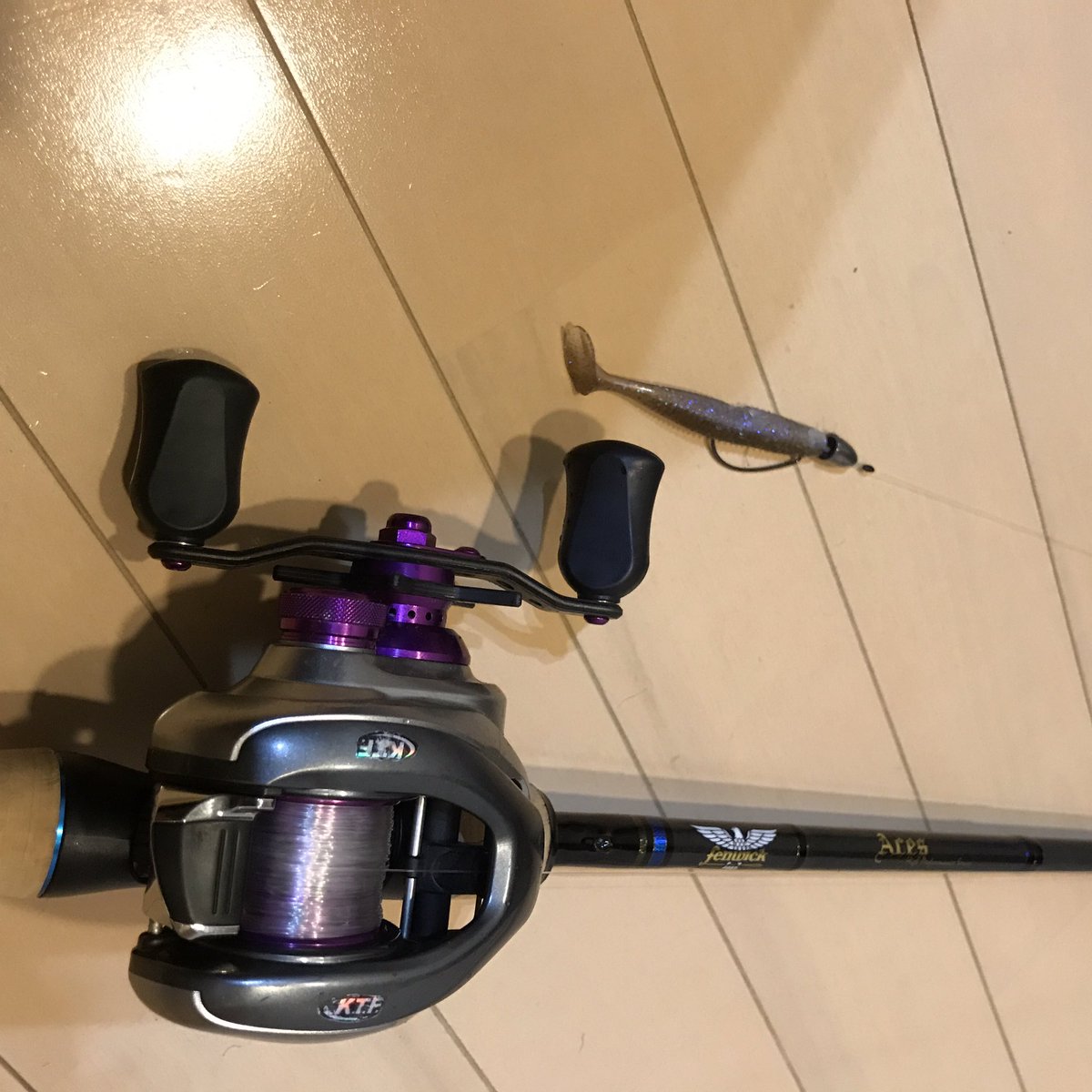 小林 翼 テキサス用 ロッド Aces68cmhj リール K T F メタニウムxg ライン Fcスナイパー14lb リグ 5グラムテキサス 普段使うファーストテーパーではなく レギュラーテーパーを使う事で カバーにぶら下がった時にラインブレイクを防ぐ