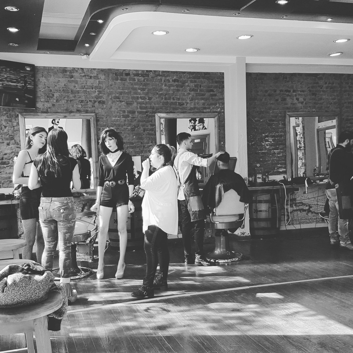 CorkBarberShop's tweet photo. Sábado a pleno con las modelos en #corkbarbershop #barberos #peluqueros https://t.co/s9N46cee3b