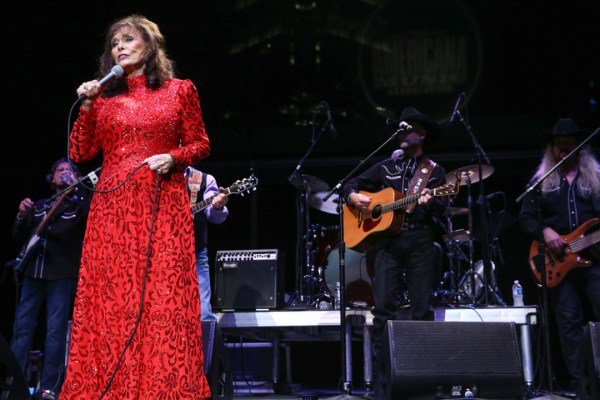 Concertgoers Sing \Happy Birthday\ to Loretta Lynn at the Ryman [WATCH]  