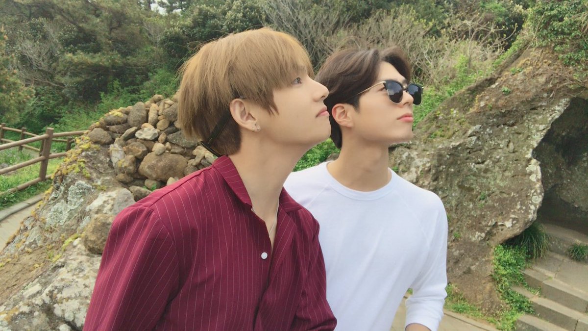 V BTS dan Park Bo Gum selama berada di Jeju-do.