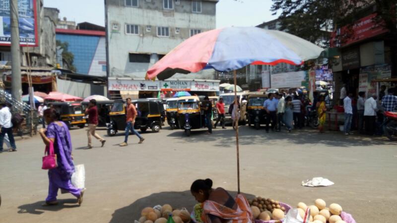 Satyajit9011's tweet photo. @ThaneCityPolice 
@GD9167177999 
@CMOMaharashtra 
Hawkers &amp; Auto drivers choked the most busiest road nr rly station in Ambernath(Thane). https://t.co/FogSaFKXdN