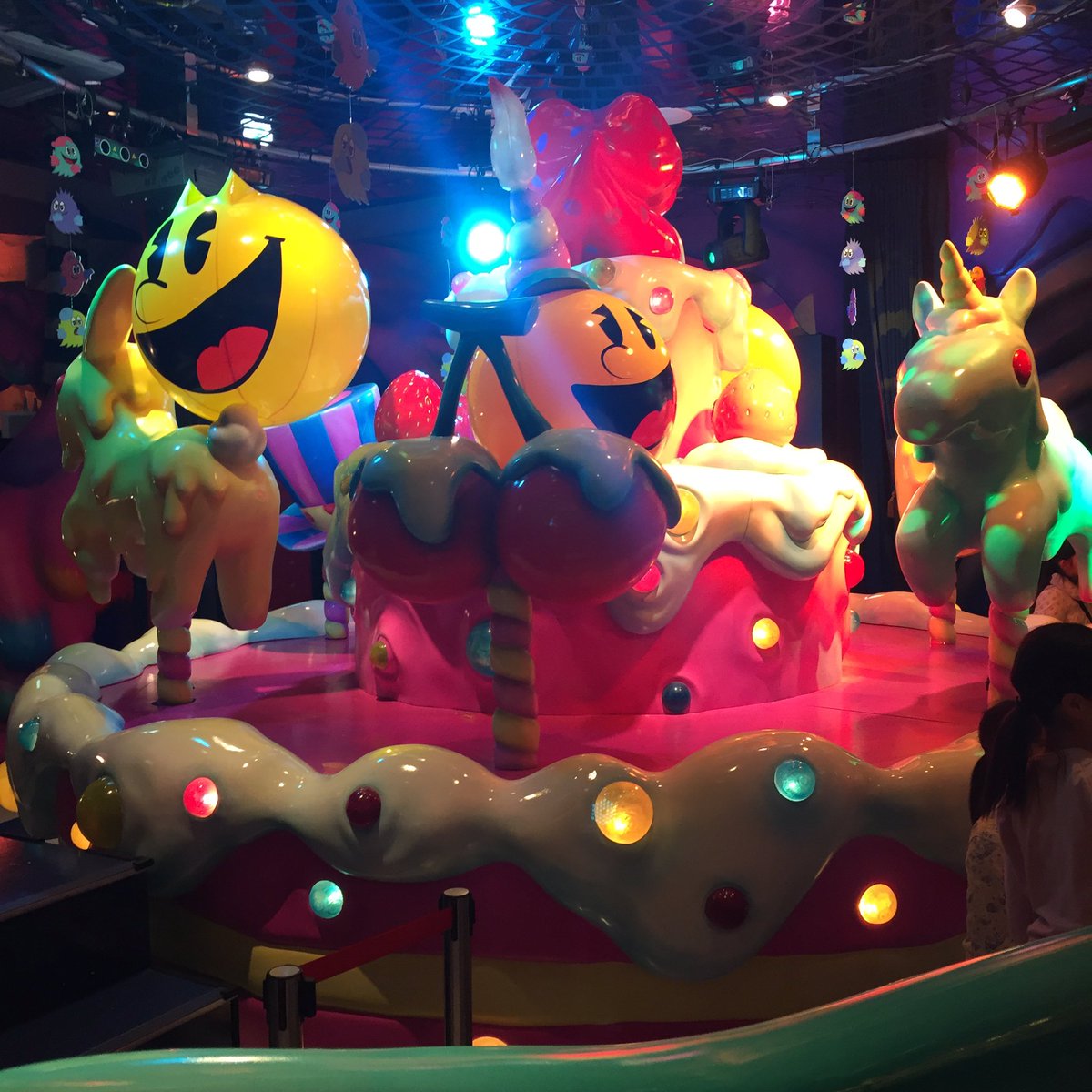 猫扮装7 22 8 14個展初日予約制 No Twitter 先月行ったカワイイモンスターカフェのパックマンコラボ コラボメニューも凝ってて大満足 店内にあるパックマン筐体もプレイできて可愛かった この調子で高橋名人の冒険島コラボとファンタジーゾーンコラボもお願いします