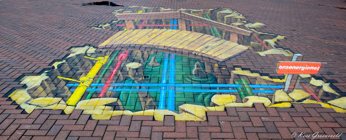 keesgroeneveld3's tweet photo. In #Almelo kun je op de Koornmarkt door de straatstenen heenkijken naar de onderliggende leidingen. #3Dkunst https://t.co/7OdyIZoOQh