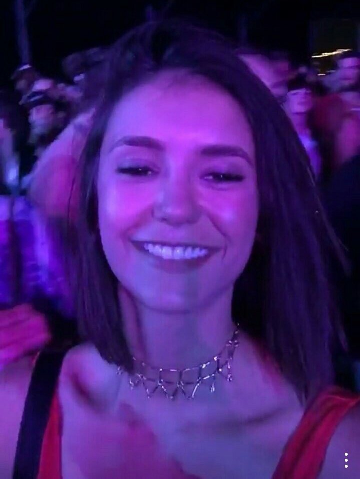 salvtxre's tweet photo. Nina Dobrev feliz e com esse sorriso lindo no rosto é a coisa mais preciosa do mundo e precisa ser apreciada de todas as formas https://t.co/KfXI2J6IIZ