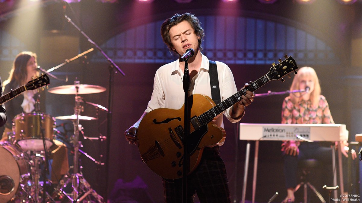 nbcsnl's tweet photo. Start your week right with @Harry_Styles on SNL!

🔈Sign of the Times: https://t.co/N0pxSDXJZj
🔈Ever Since New York: https://t.co/XReOsG3QPj https://t.co/hPHS2ei5bj