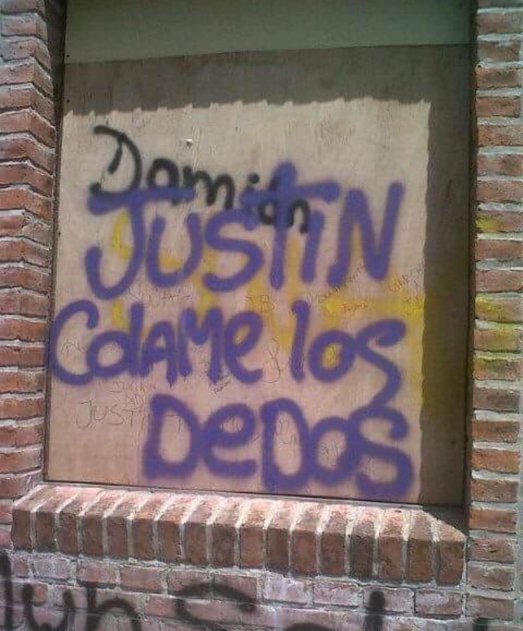 JUSTINPUTMED0WN's tweet photo. Justin cantando en español https://t.co/wY7fmrcvu8