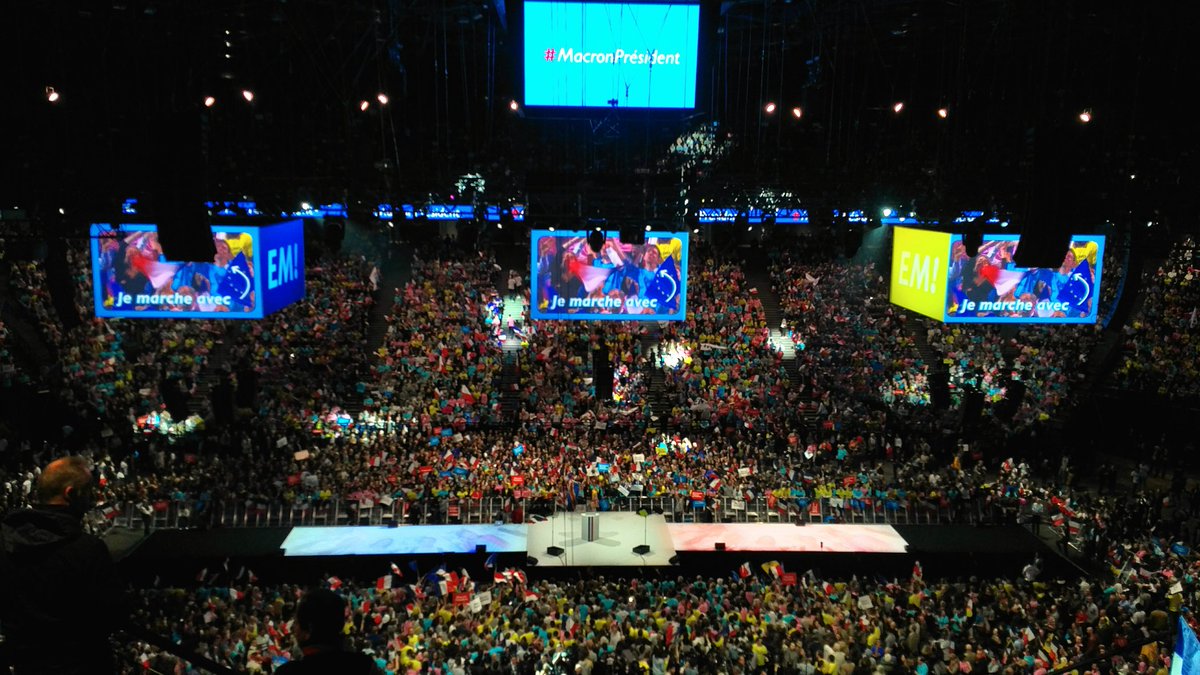 MoDem's tweet image. Le #MoDem est à #Bercy, pour soutenir @EmmanuelMacron. Ensemble, pour la victoire ! #MacronPresident #MacronBercy