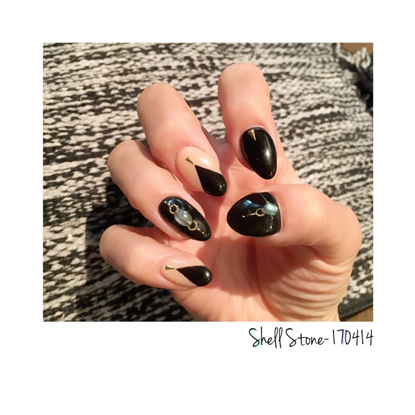 Nona704nona's tweet photo. シェルストーン✖️黒ネイル

#シェルストーンが
#可愛くて
#パステルカラーの
#春ネイルの予定が
#こうなりました
#笑
#春なのに
#あぁ春なのに
#春っぽくない
#黒ネイル
#でもいいの
#我が道を行こう
#shellstone
#blacknails
#newnails https://t.co/PMg0XeTj0S
