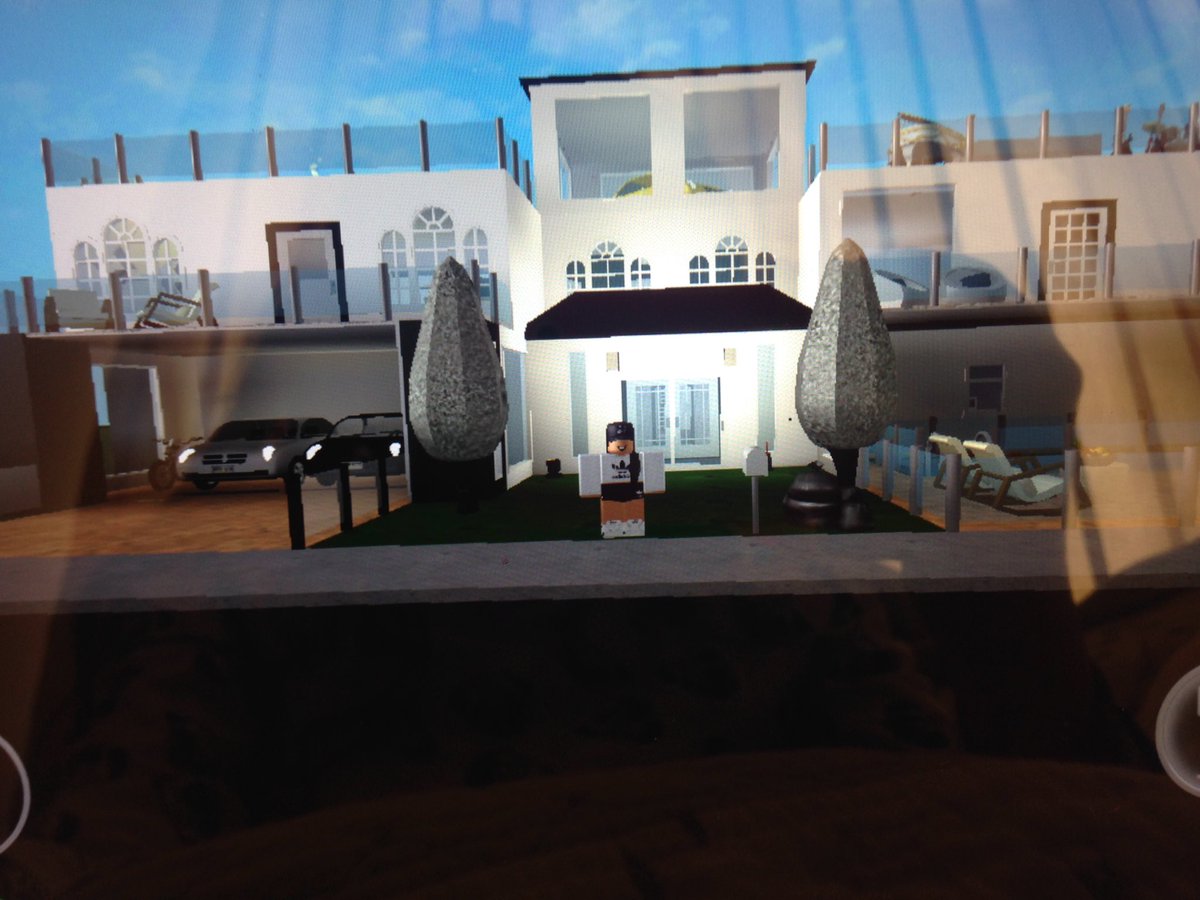 GraceRoblox's tweet image. My finished house on Bloxburg! I'm really proud with it since I used an iPad, and it's really hard. @RBX_Coeptus