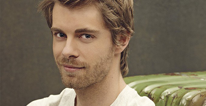 Hoy es el cumpleaños de Luke Mitchell, Lincoln Campbell en Happy birthday 