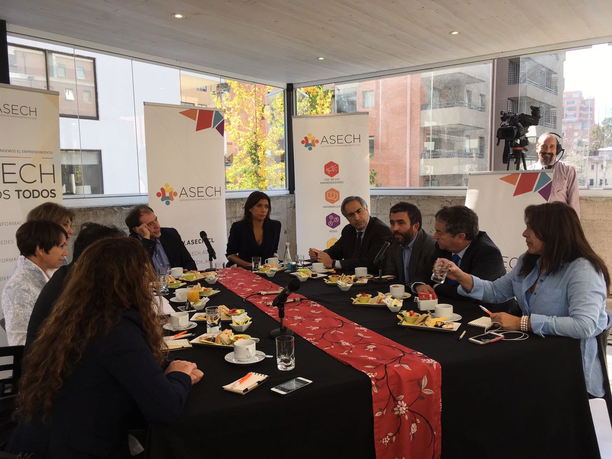 ASECH_ag's tweet photo. "Estamos en esta mesa por un Chile con oportunidades para todos, y el motor es la colaboración" - @fgazmuriv en #AsechAlParlamento. Por FB! https://t.co/xyvq6iih7D