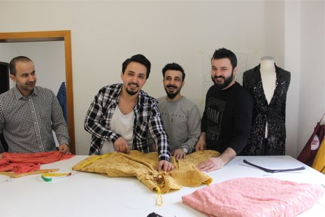 KQ_Ruhr's tweet photo. Nach Flucht: #Syrische #Modemacher mit neuer Selbständigkeit in #Herten #Ruhr u.a. mit #Support vom Land #NRW & #IKF https://t.co/XKwSHKPFw9 https://t.co/VtmP7gp7IM