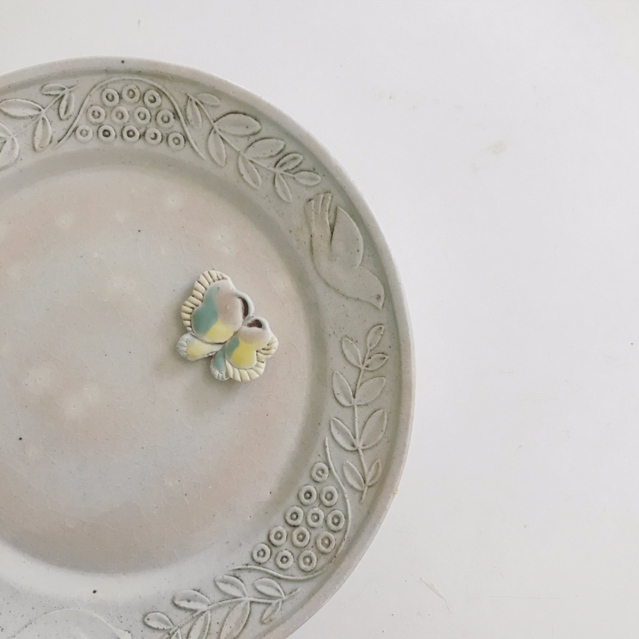 内山太朗さん作品・花の浮き彫り 白い皿 直径約27cm 内山太朗さん作品・花の浮き彫り 白い皿 直径約27cm - メルカリ