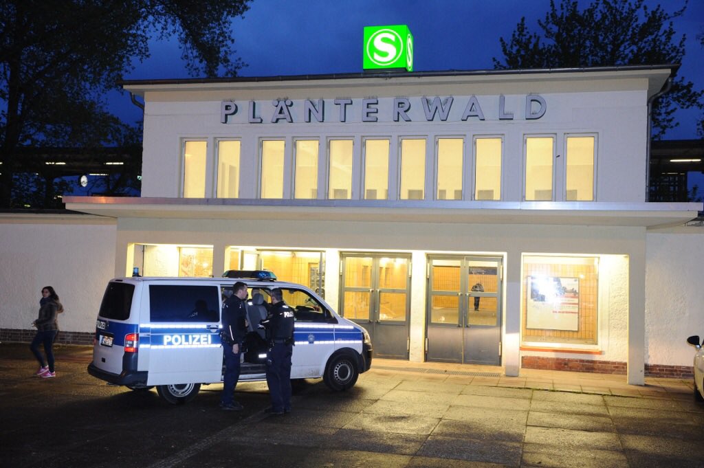 Nacht Floh (@bz_nachtfloh) on Twitter photo Berlin-Plänterwald:#Messerstecherei in der S-Bahn-Mann schwer verletzt. bit.ly/2onry2n <a href="/bzberlin/">BZ Berlin B.Z.</a> <a href="/J_Schilde/">Jan Schilde</a> <a href="/BZcat030/">Katharina Metag ✏️</a> @BILD_TopNews Berlin-Plänterwald:#Messerstecherei in der S-Bahn-Mann schwer verletzt. bit.ly/2onry2n <a href="/bzberlin/">BZ Berlin B.Z.</a> <a href="/J_Schilde/">Jan Schilde</a> <a href="/BZcat030/">Katharina Metag ✏️</a> @BILD_TopNews