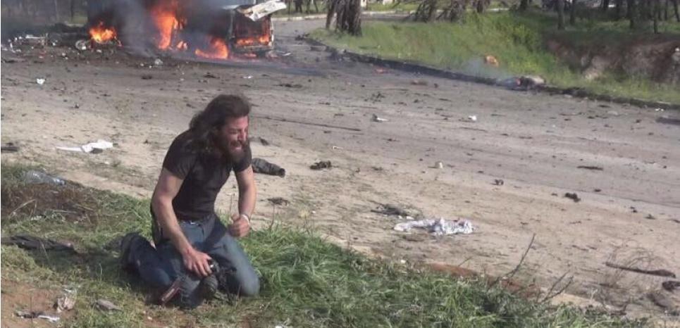 Syrie : la bouleversante image de ce photographe en pleurs après un attentat ebx.sh/2prnUt0