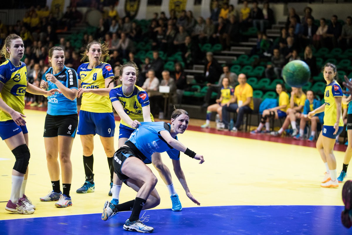 VHVhandbal's tweet photo. Foto's @FeminaVise @HBSintTruiden #finale #bekervanbelgië #dames met dank aan @eddyvanoppen https://t.co/YVKgBCCyW5