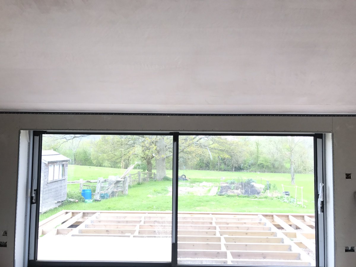 PlastererMark's tweet image. Providing a 6mm shadow feature around all door frames , ceilings and floors . A very pleasing technical challenge .