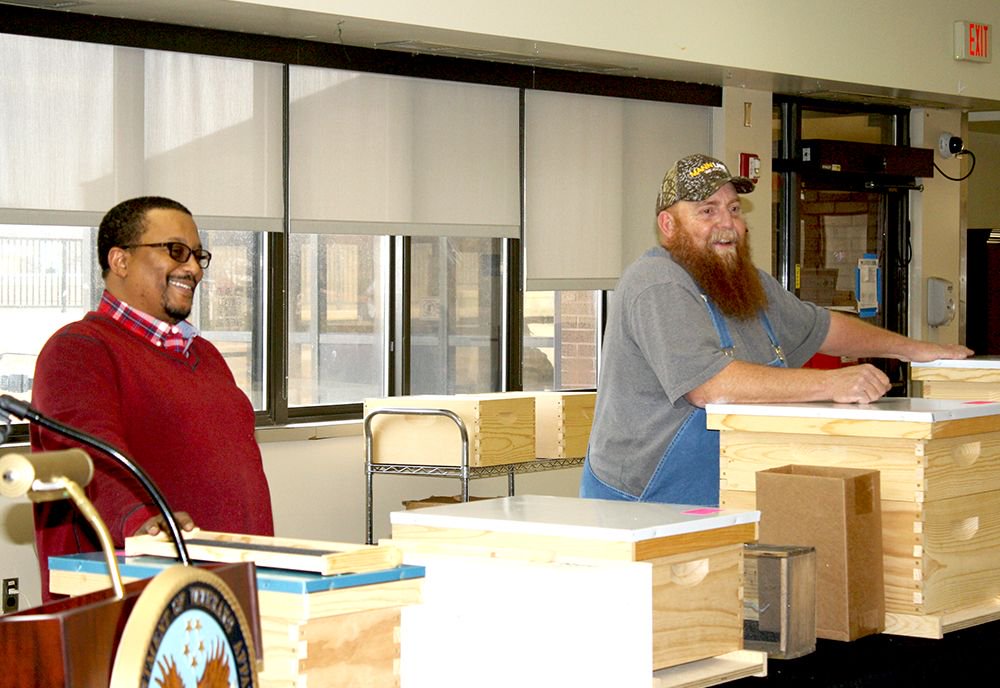 ASUGovDocs's tweet image. #Beekeeping class draws #Veterans @DeptVetAffairs buff.ly/2pf0Y0b