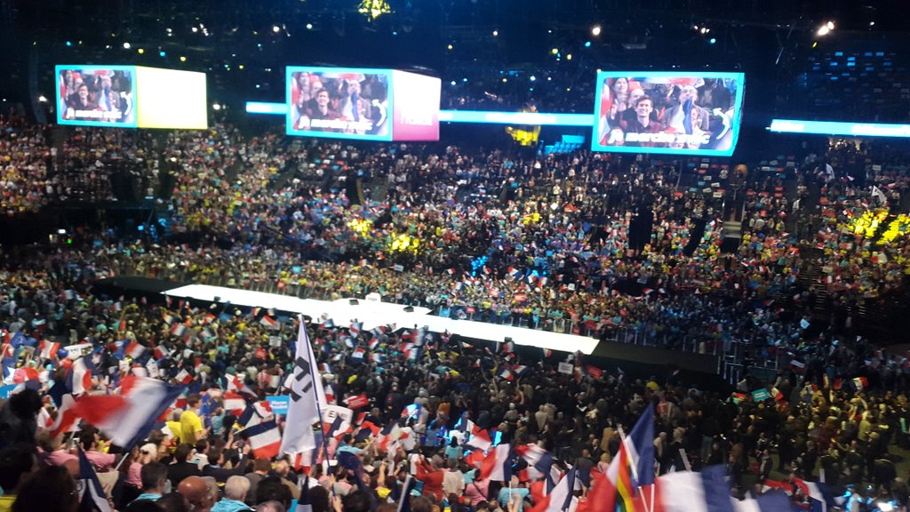 SBrahimi1's tweet image. C&apos;est juste une ambiance énorme en ce moment à Bercy! #meeting #EmmanuelMacron @MoDem #EnMarche #JeVoteMacron #MacronPrésident