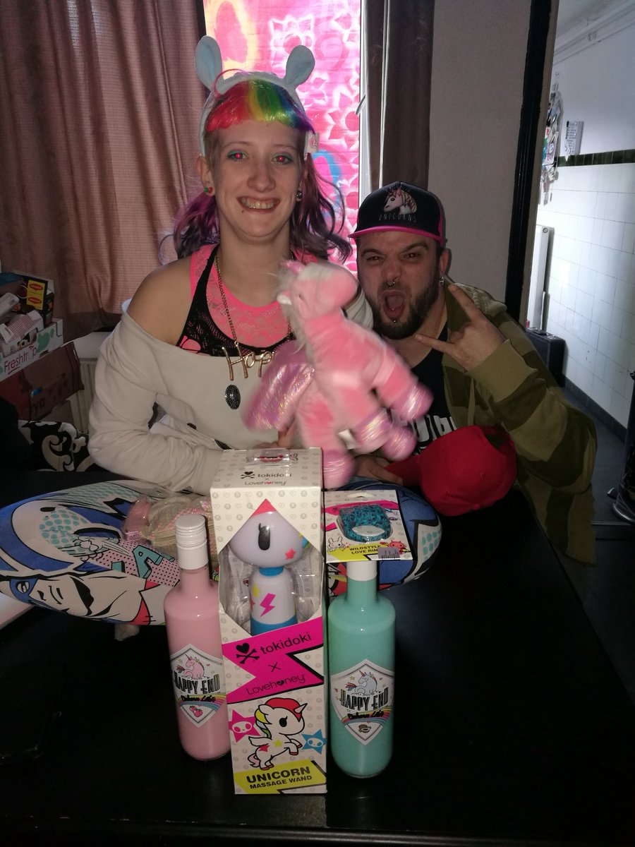 S3DPhoto's tweet photo. Happy happy time with friends. Unicorns everywhere https://t.co/256F4c4G6G