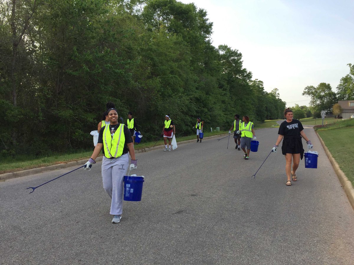 TroyTrojansWBB's tweet photo. Troy women’s basketball helping to keep the city looking great. #OneTROY https://t.co/6zw6AJ3Uky