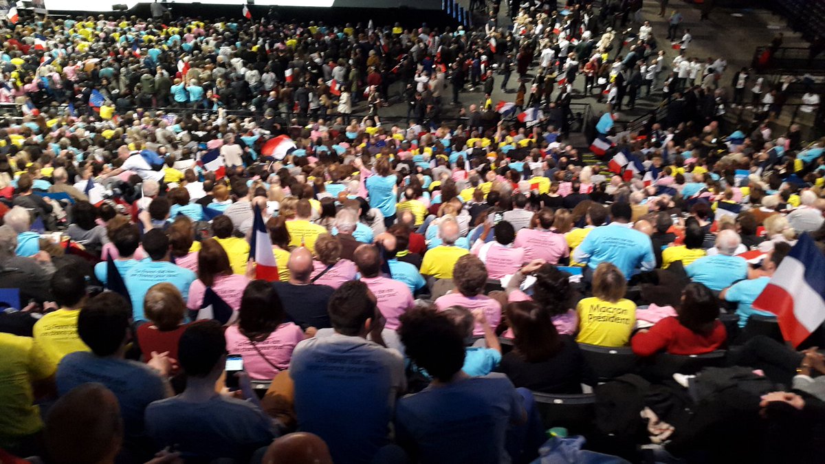 SBrahimi1's tweet image. C&apos;est juste une ambiance énorme en ce moment à Bercy! #meeting #EmmanuelMacron @MoDem #EnMarche #JeVoteMacron #MacronPrésident