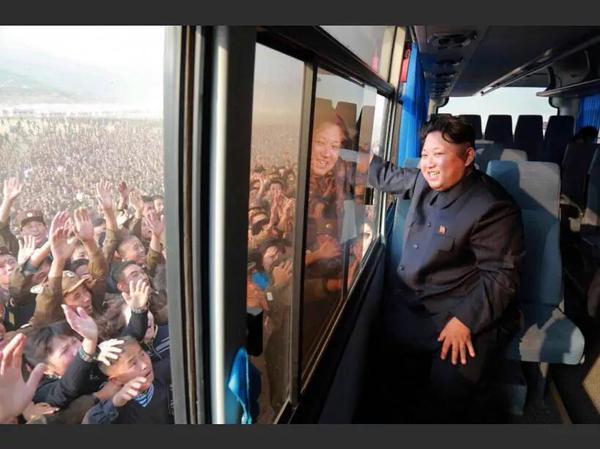 norcoreano's tweet photo. En el autobús del Partido de los Trabajadores:
"Los norcoreanos tienen bombas.
Los americanos tienen petardos.
Que no te engañen". https://t.co/NHhPrTVt3I