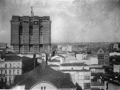 spinfoco's tweet photo. Edifício Martinelli em construção, no final dos anos 20, visto do Mosteiro de São Bento. #Martinelli #SPInFoco #SaoPaulo #EdificioMartinelli https://t.co/74Axp8EuvA