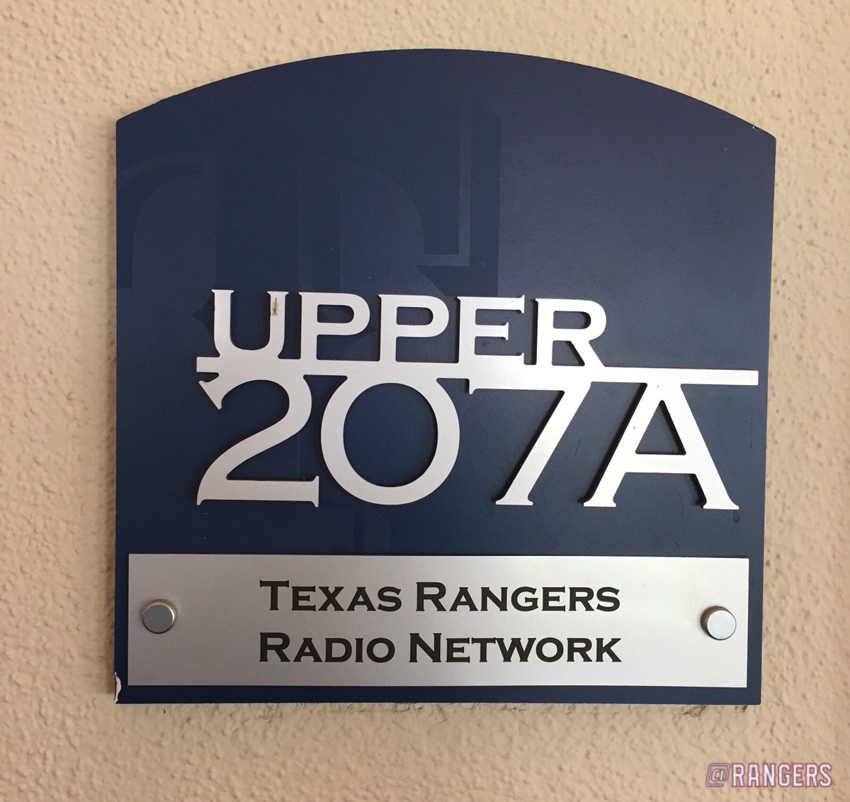Rangers's tweet photo. Want a *suite* view next Monday?

QUOTE TWEET this w/:
🔴 @'s of 3 pals you'd take AND
🔵 #LoneStarGrit

5 lucky fans win 4 tix &amp; parking! https://t.co/OIFDTjbmF0