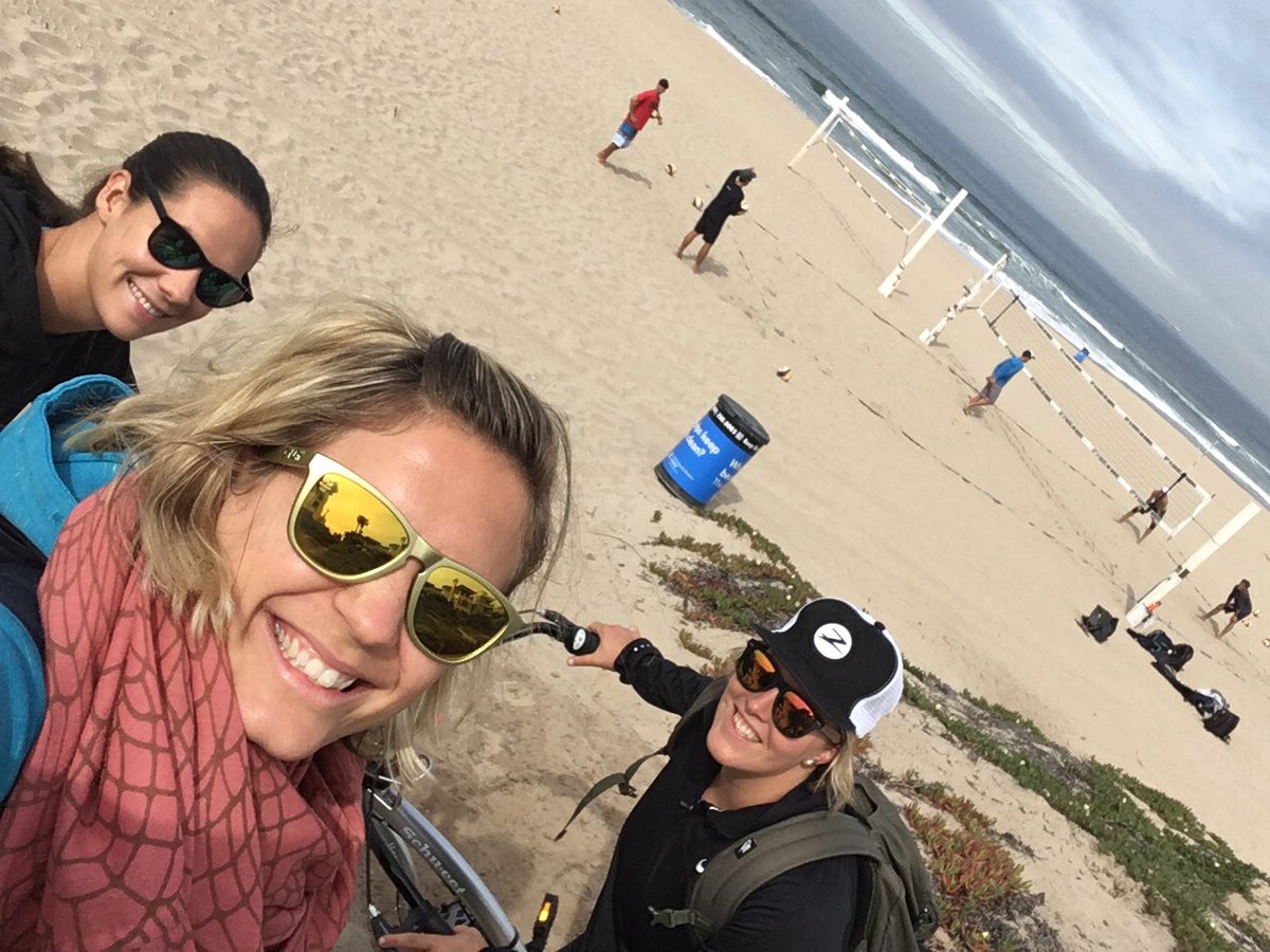 We rather watch than play...NOT😝
Let's go in the sand 😃😃😃