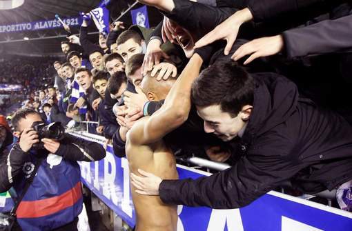 FitFive_Ch's tweet image. Malgré la défaite, le public galicien a applaudi Deyverson pour son comportement exemplaire !   bit.ly/2lr0T7O