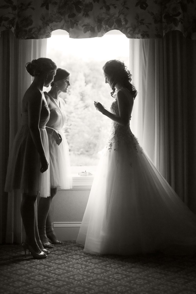 CaytonPhoto's tweet photo. Jennifer getting ready in the Lakeside Terrace suites with her bridesmaids. #colorado #wedding #brideprep https://t.co/r1jc3vcBPV