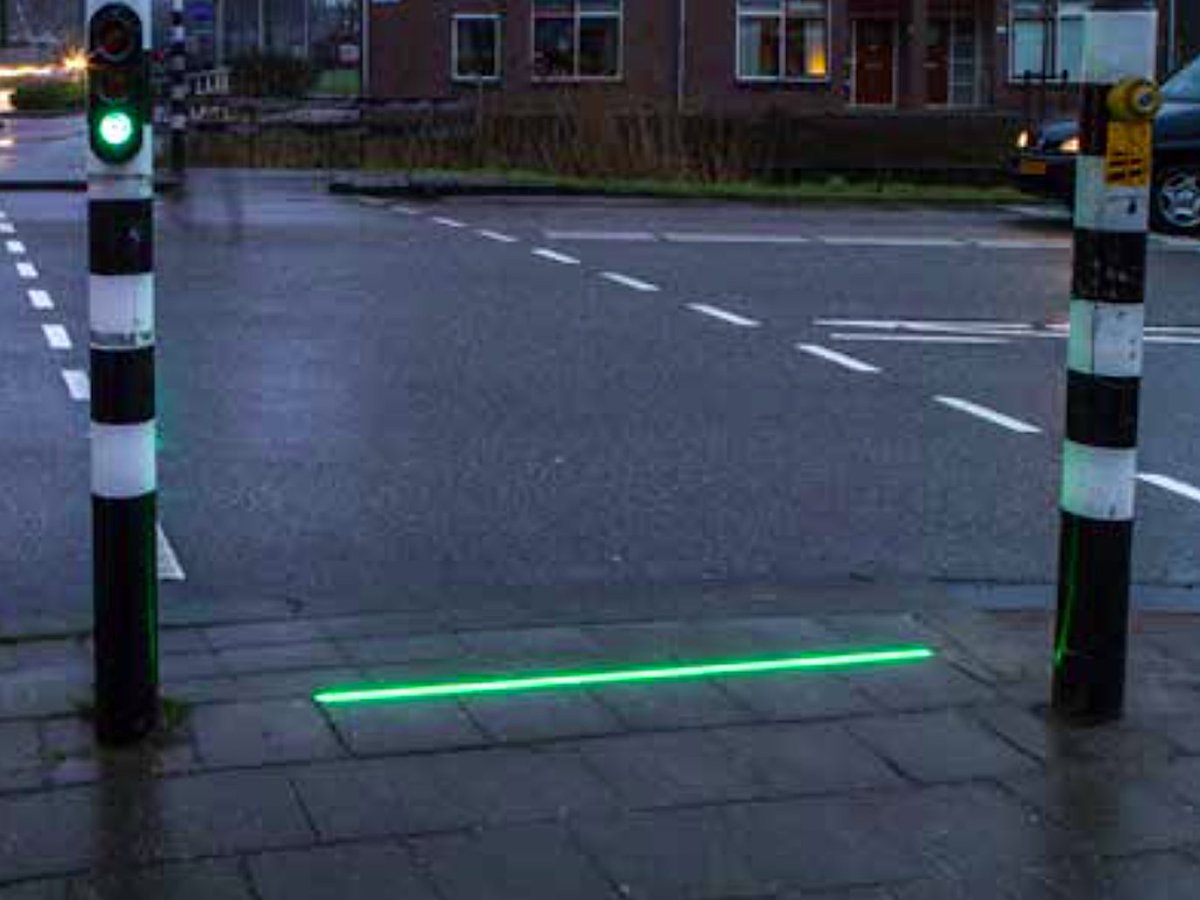 Dutch town testing pedestrian "traffic lights" in the pavement to promote smartphone-user safety - #wayfinding ow.ly/1D6Q30aV3hw