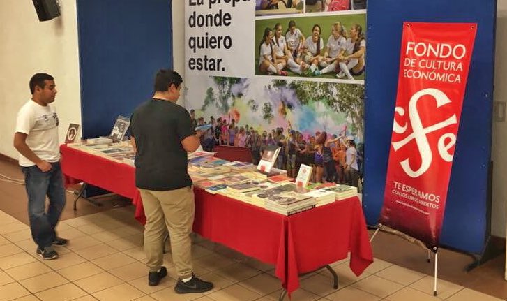 PrepaTecMty's tweet photo. 📚Gracias al grupo estudiantil #BetweenWords por hacer posible la primera Feria del Libro en #PrepaTec Cumbres.📖 https://t.co/7fcpud4Hi4