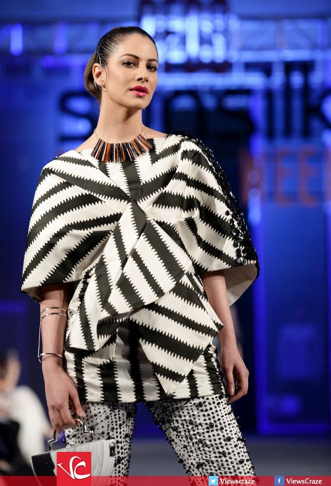 Viewscraze's tweet photo. #HSY’s ‘Paranoia’ Collection at @PFDCSunsilk Fashion Week 2017 – Day 1 : https://t.co/WZG6h4JuYC https://t.co/F0SvL2SxND