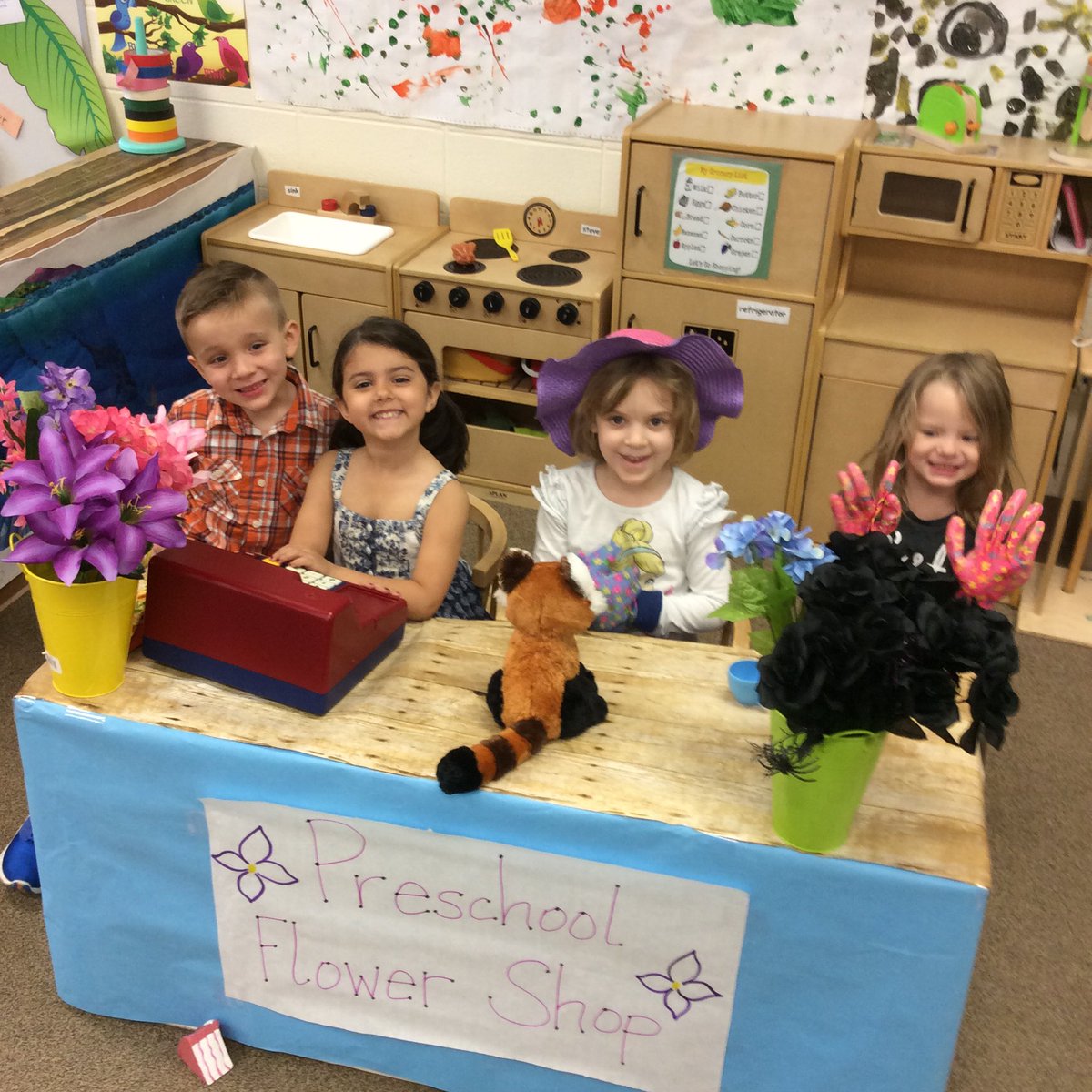 lizmercer_essd's tweet image. Prek Flower Shop is now open and our plants are starting to sprout! #springunit #essdexcels @LE_ESSD40