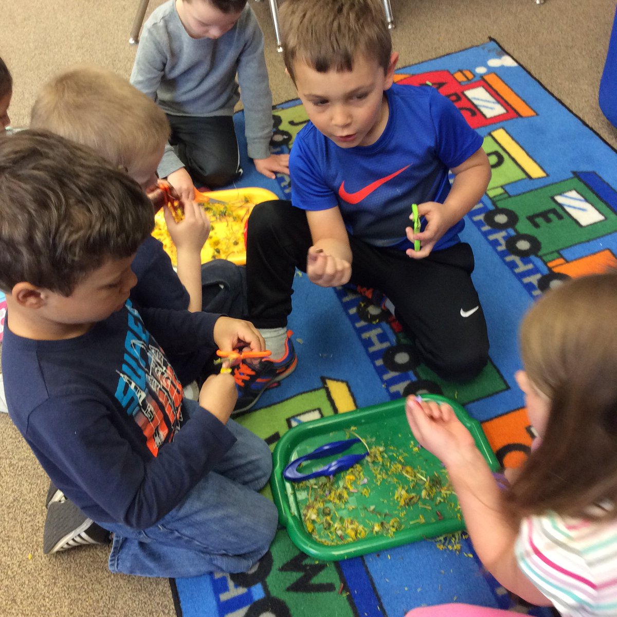 lizmercer_essd's tweet image. Prek Flower Shop is now open and our plants are starting to sprout! #springunit #essdexcels @LE_ESSD40