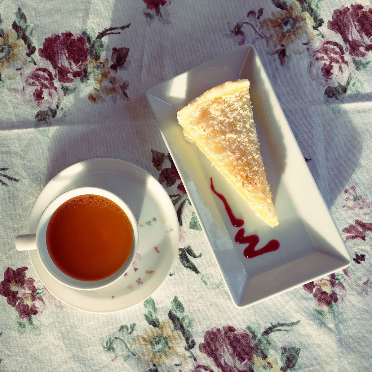 WickedCup's tweet photo. Easter is more than stuffing your face with chocolate! Like having a cup of tea that goes along! HAPPY EASTER! #easter #afternoontea #tea 😜🍫 https://t.co/EpU6ylGwjg