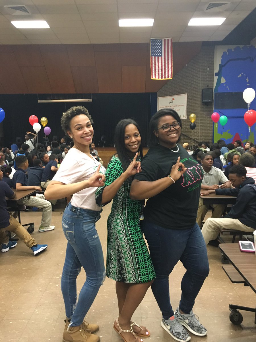 DeltaMu_AKAs's tweet photo. To kick off NPHC Week, chapter members participated in a "Meet the Greeks" for local middle school students 🤗💕💚 https://t.co/Z8R9YxhIQq