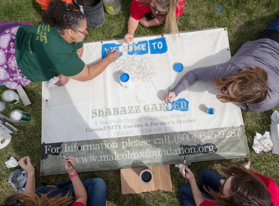 HDR_Inc's tweet photo. Great work from #HDRTRANSCON volunteers at Shabazz Community Organic Garden: https://t.co/Bexsa2B6PD #EarthWeek https://t.co/yWWStpnRWm