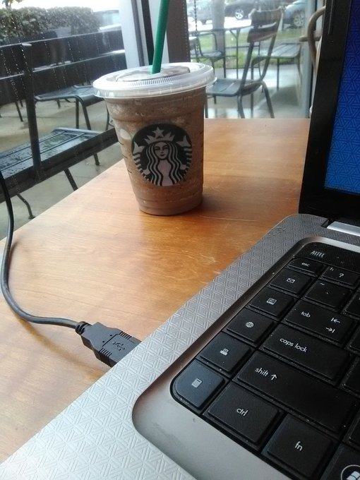 💖Alice Barlot💖 - Small shopping trip, now sit her sip this piece of #heaven and doing some work for the show! It's been a good day 😊 @Starbucks https://t.co/ojjVeal8tL