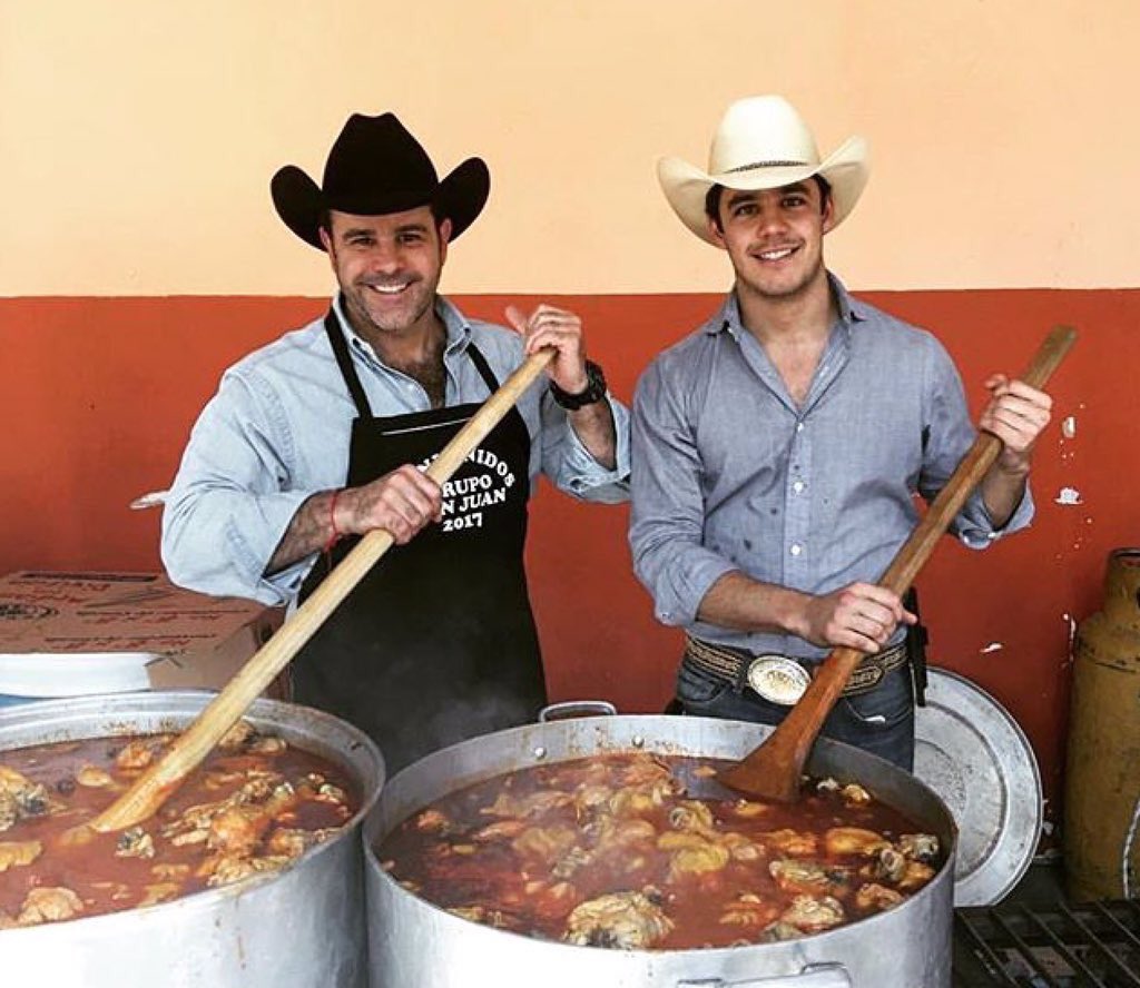 PepeYTeo's tweet image. ♥️ si te echarías al papá.
RT si te echarías al hijo.
RT y ♥️ si te echarías a los dos. 
#🤤