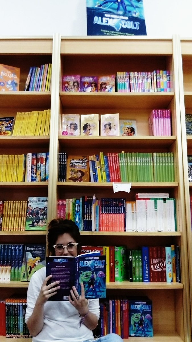 libreriadorian's tweet photo. Somos tan fans de @TPoderosos que hemos montado una librería sólo para poder vender lo último de @JuanGomezJurado https://t.co/lhATeIqxqI