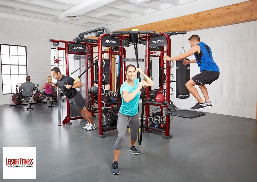 Комплекс упражнений в тренажерном зале для женщин для похудения. Тренажёры в спортзале. Круговой функциональный тренинг. Кардио степ. 85e.