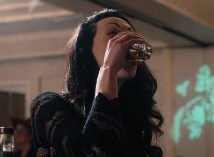 uolaiss's tweet photo. poderia ser facilmente um flashback de alex vause https://t.co/dCNhdOk3vs