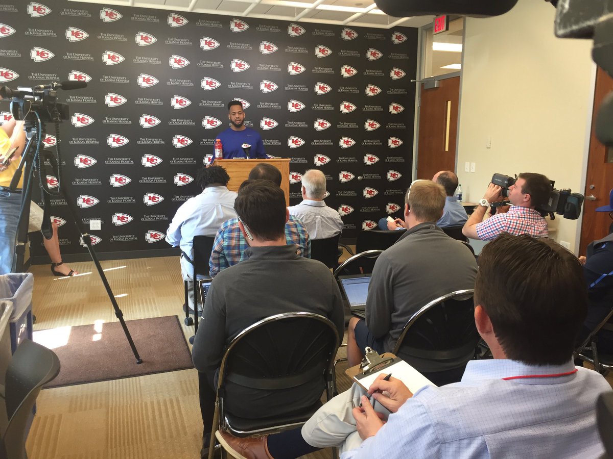 Jacobs71's tweet photo. The return of Derrick Johnson #Chiefs https://t.co/B2pxMpqU2a