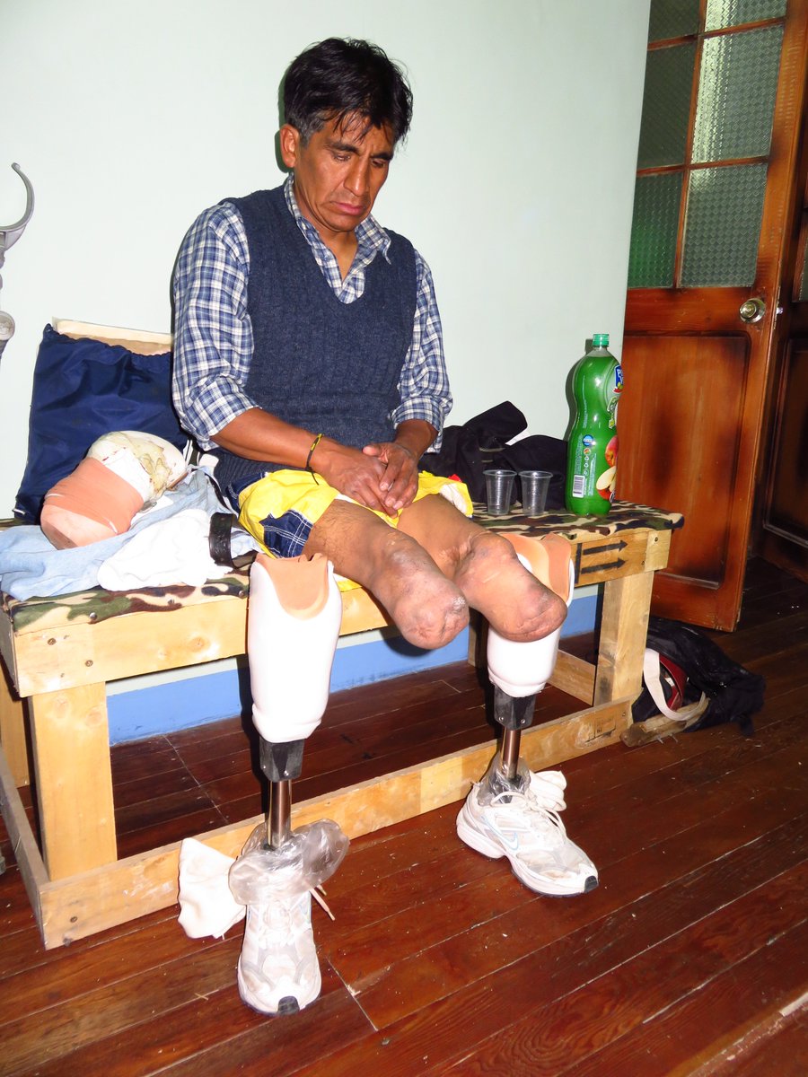 FUNPROBO's tweet image. A taxi driver, lost his legs and so couldn't drive anymore.  Now with new legs, he is driving his taxi again.