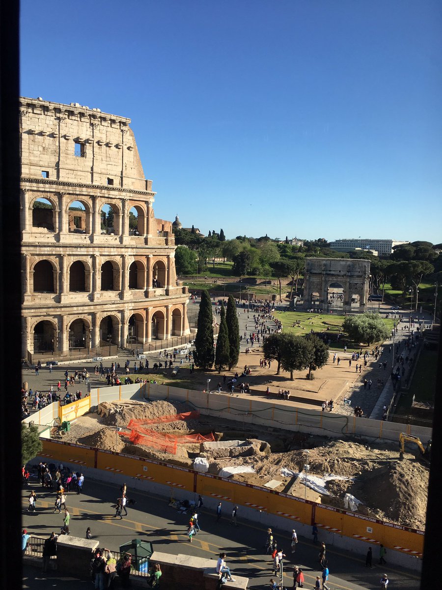 LuisaDiVita's tweet photo. Record di Turisti per Pasqua. La finiamo questa linea di metro? #whenandhow https://t.co/kxuWNqBgD9